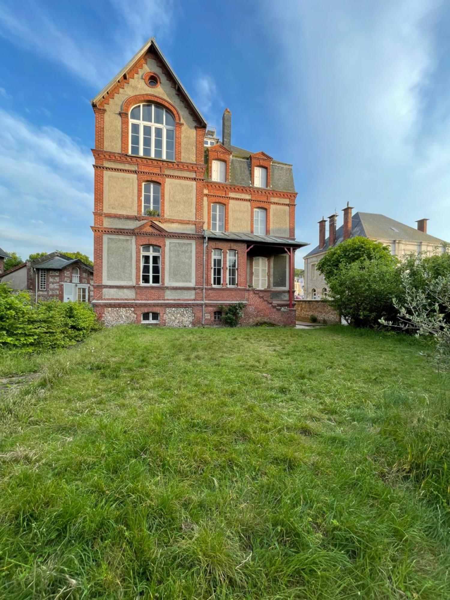 Le Jardin Du Clocheton, Jardin Et Parkings Prives, Centre Étretat